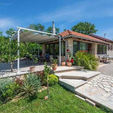 1 Bedroom Awesome In Holiday home *