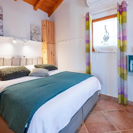Front In With Wifi Vakantiehuis Peroj
