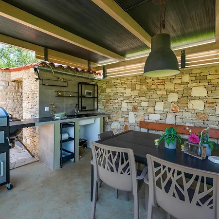 1 Bedroom Awesome In Peroj