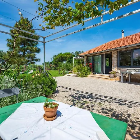 1 Bedroom Awesome In Holiday home *