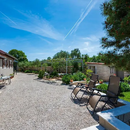 1 Bedroom Awesome In Holiday home *